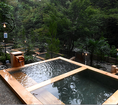  A hot spring bathed on the shore of Shinsenkyo, Yubatake 