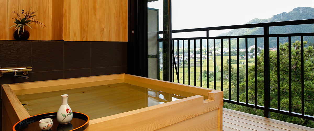 ・ Guest room with open-air bath (back view of bathtub) 
