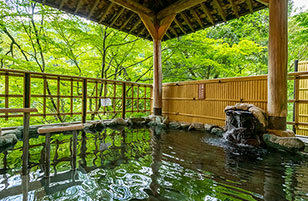  A hot spring bathed on the shore of Shinsenkyo, Yubatake 